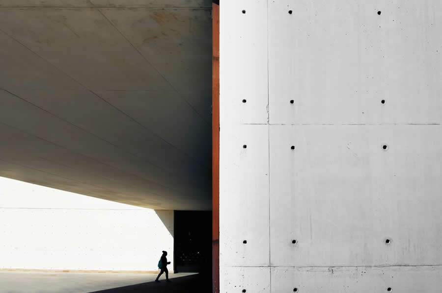 Street Photos by Josep Fabrega Agea That Reveal the Beauty of Light, Geometry, and Color