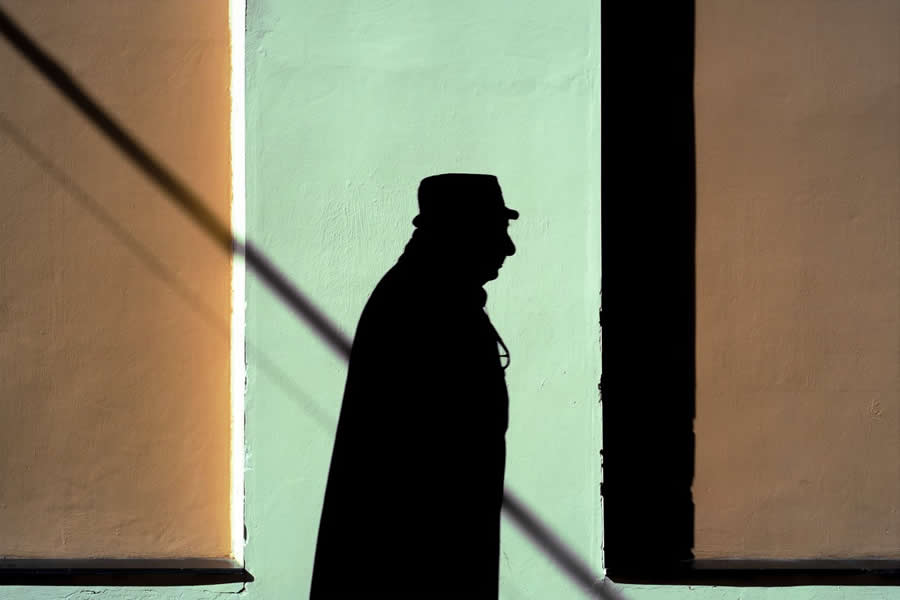 Street Photos by Josep Fabrega Agea That Reveal the Beauty of Light, Geometry, and Color