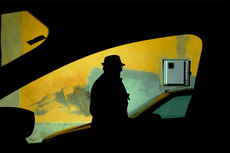 Street Photos by Josep Fabrega Agea That Reveal the Beauty of Light, Geometry, and Color