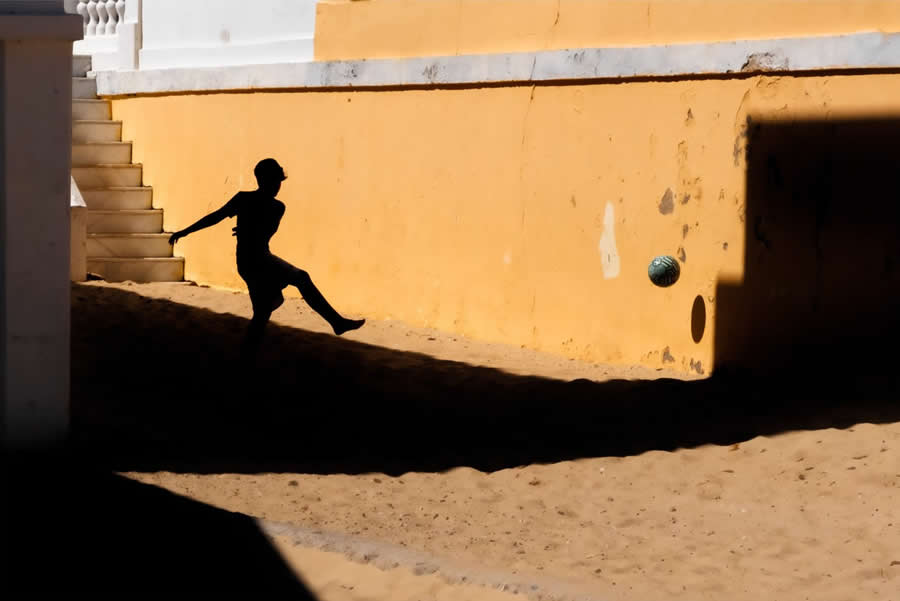 Street Photos by Josep Fabrega Agea That Reveal the Beauty of Light, Geometry, and Color