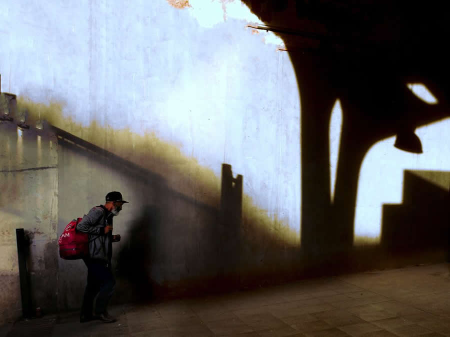 Street Photos by Josep Fabrega Agea That Reveal the Beauty of Light, Geometry, and Color