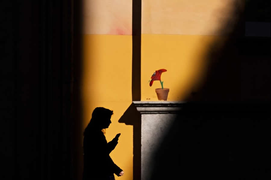 Street Photos by Josep Fabrega Agea That Reveal the Beauty of Light, Geometry, and Color