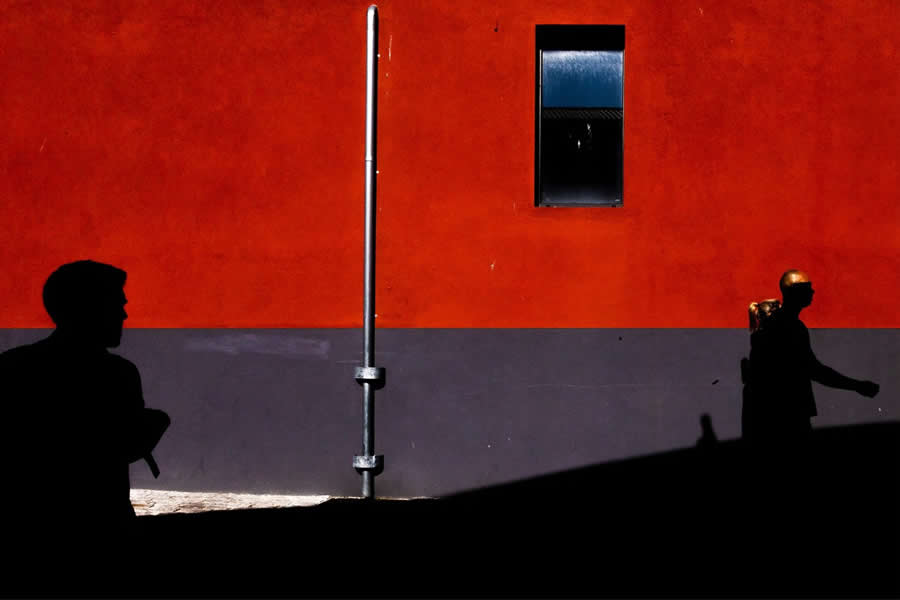 Street Photos by Josep Fabrega Agea That Reveal the Beauty of Light, Geometry, and Color