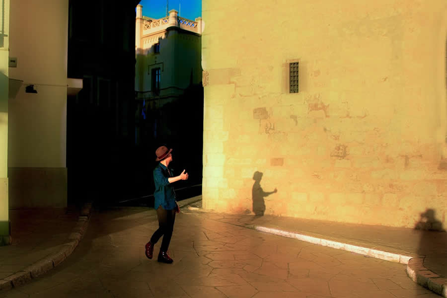 Street Photos by Josep Fabrega Agea That Reveal the Beauty of Light, Geometry, and Color