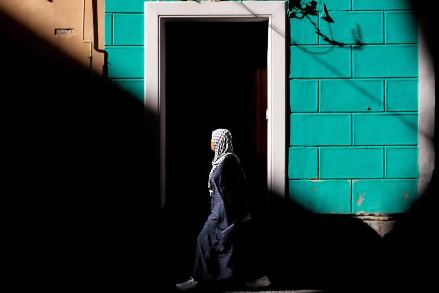 Street Photos by Josep Fabrega Agea That Reveal the Beauty of Light, Geometry, and Color