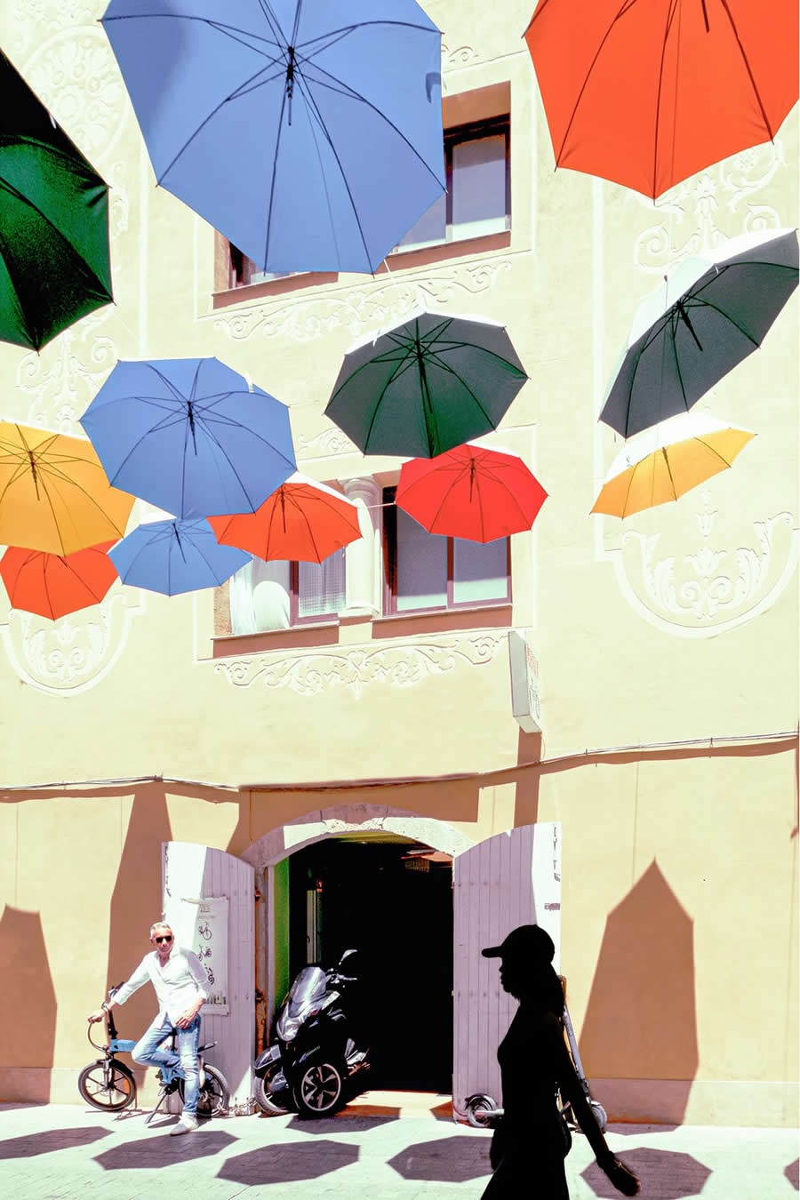 Street Photos by Josep Fabrega Agea That Reveal the Beauty of Light, Geometry, and Color