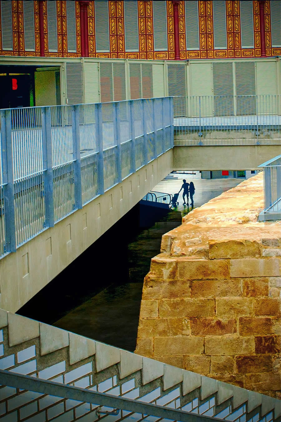 Street Photos by Josep Fabrega Agea That Reveal the Beauty of Light, Geometry, and Color