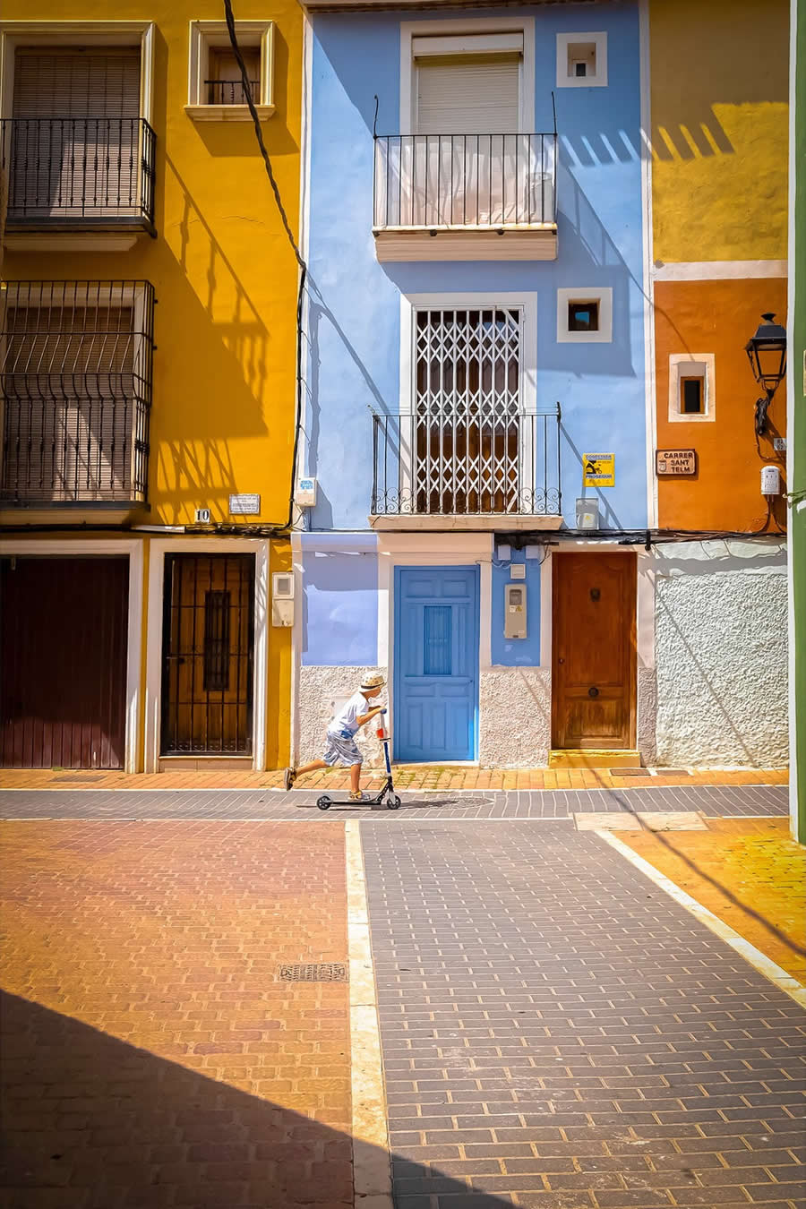 Street Photos by Josep Fabrega Agea That Reveal the Beauty of Light, Geometry, and Color