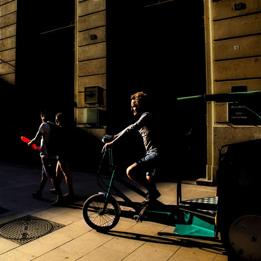 Street Photos by Josep Fabrega Agea That Reveal the Beauty of Light, Geometry, and Color