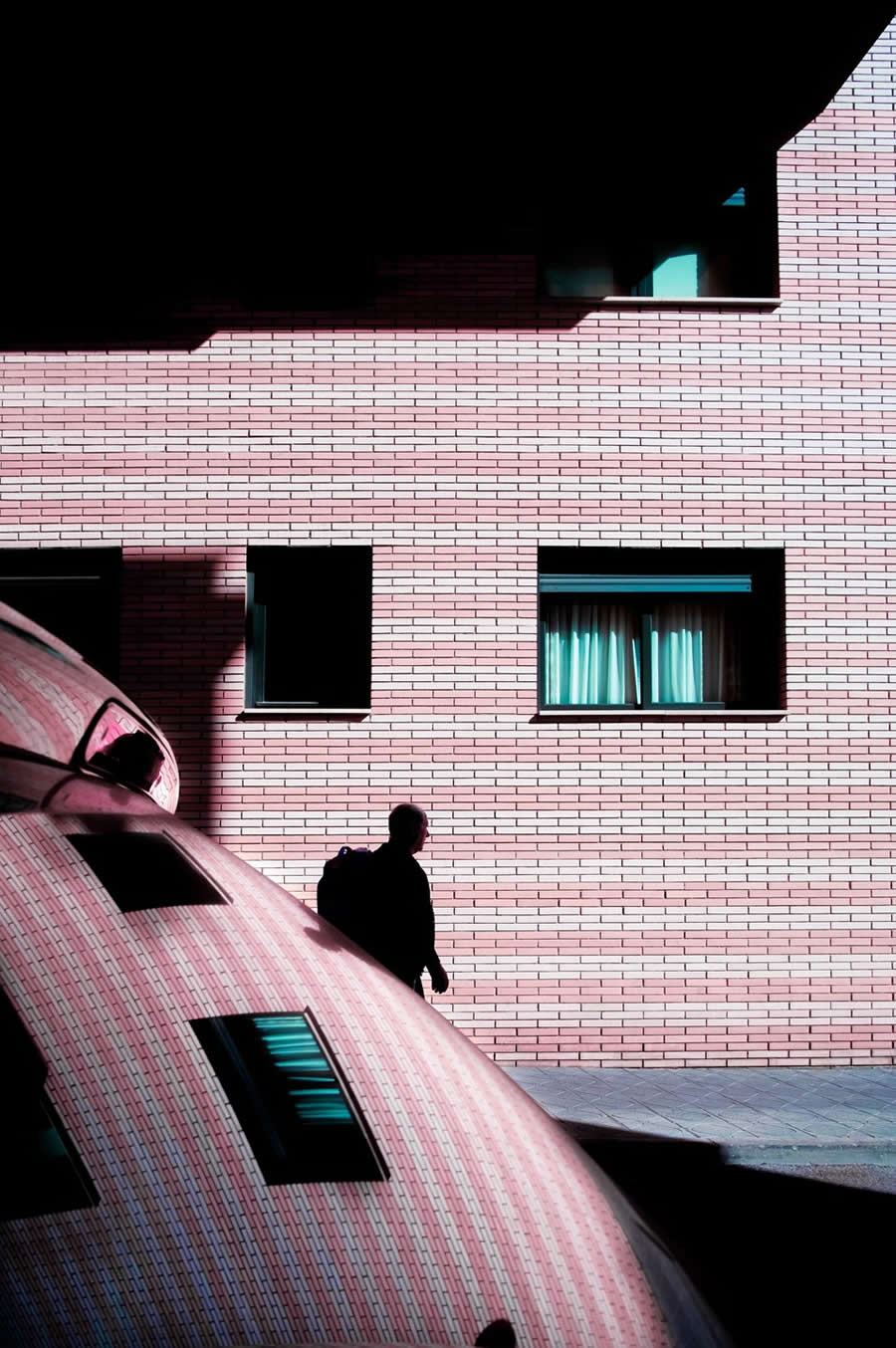 Street Photos by Josep Fabrega Agea That Reveal the Beauty of Light, Geometry, and Color
