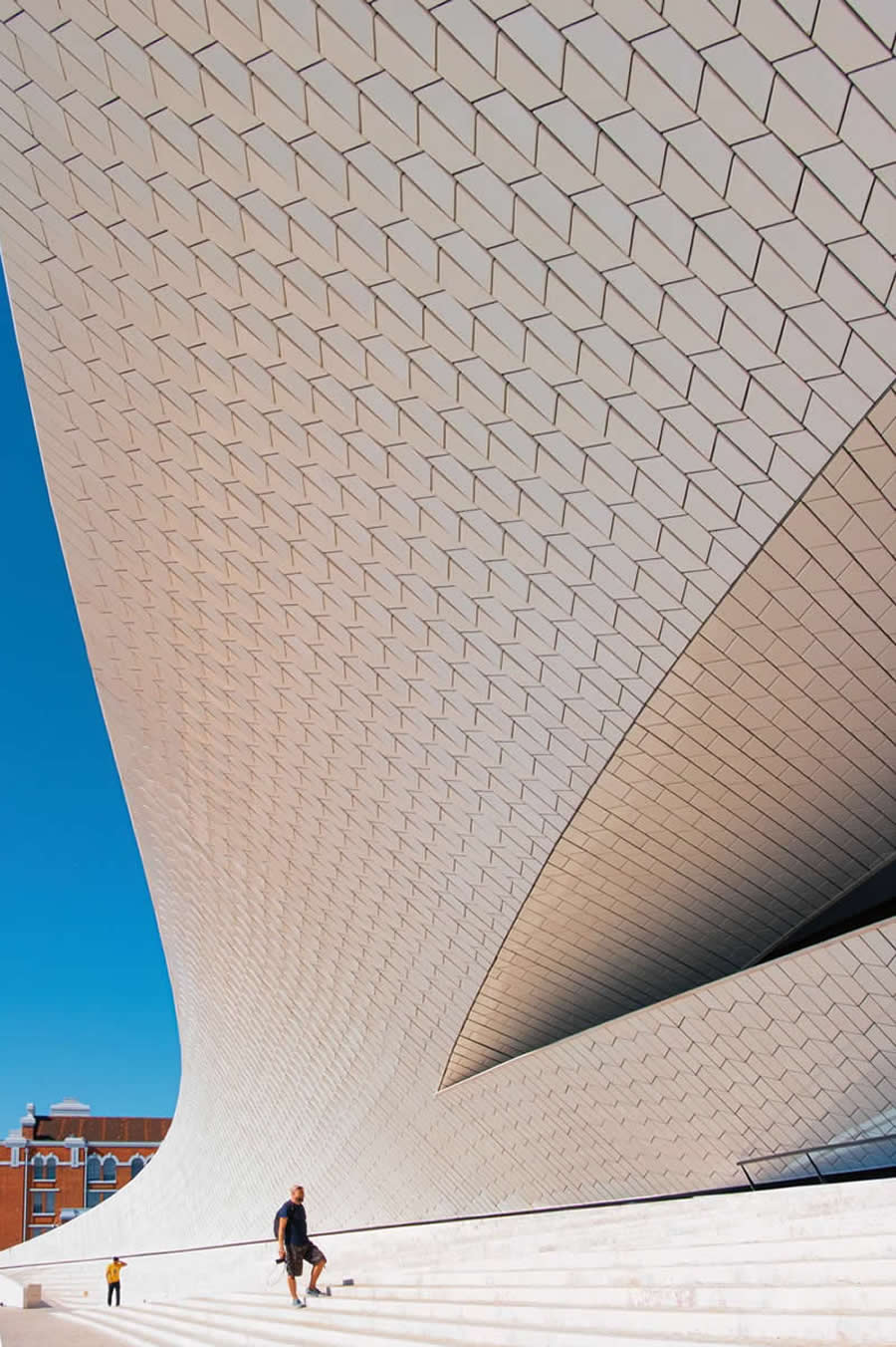 Street Photos by Josep Fabrega Agea That Reveal the Beauty of Light, Geometry, and Color