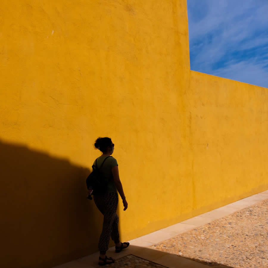 Street Photos by Josep Fabrega Agea That Reveal the Beauty of Light, Geometry, and Color
