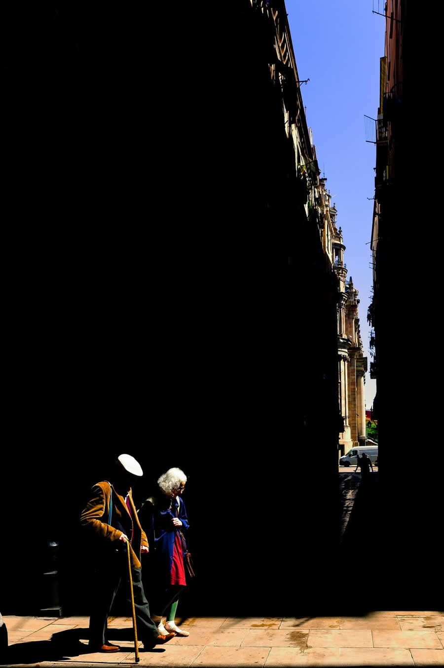 Street Photos by Josep Fabrega Agea That Reveal the Beauty of Light, Geometry, and Color