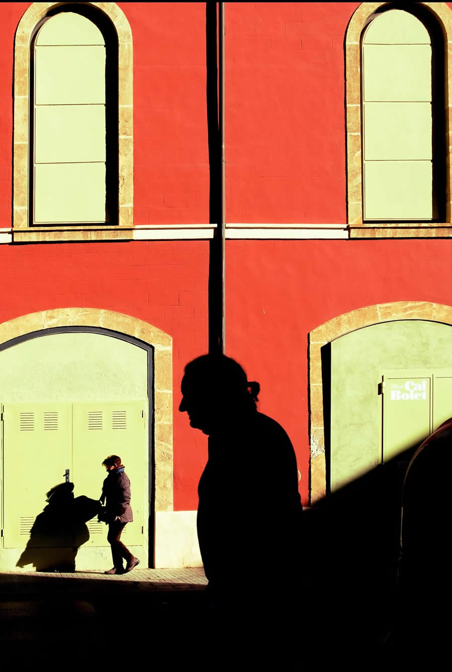 Street Photos by Josep Fabrega Agea That Reveal the Beauty of Light, Geometry, and Color