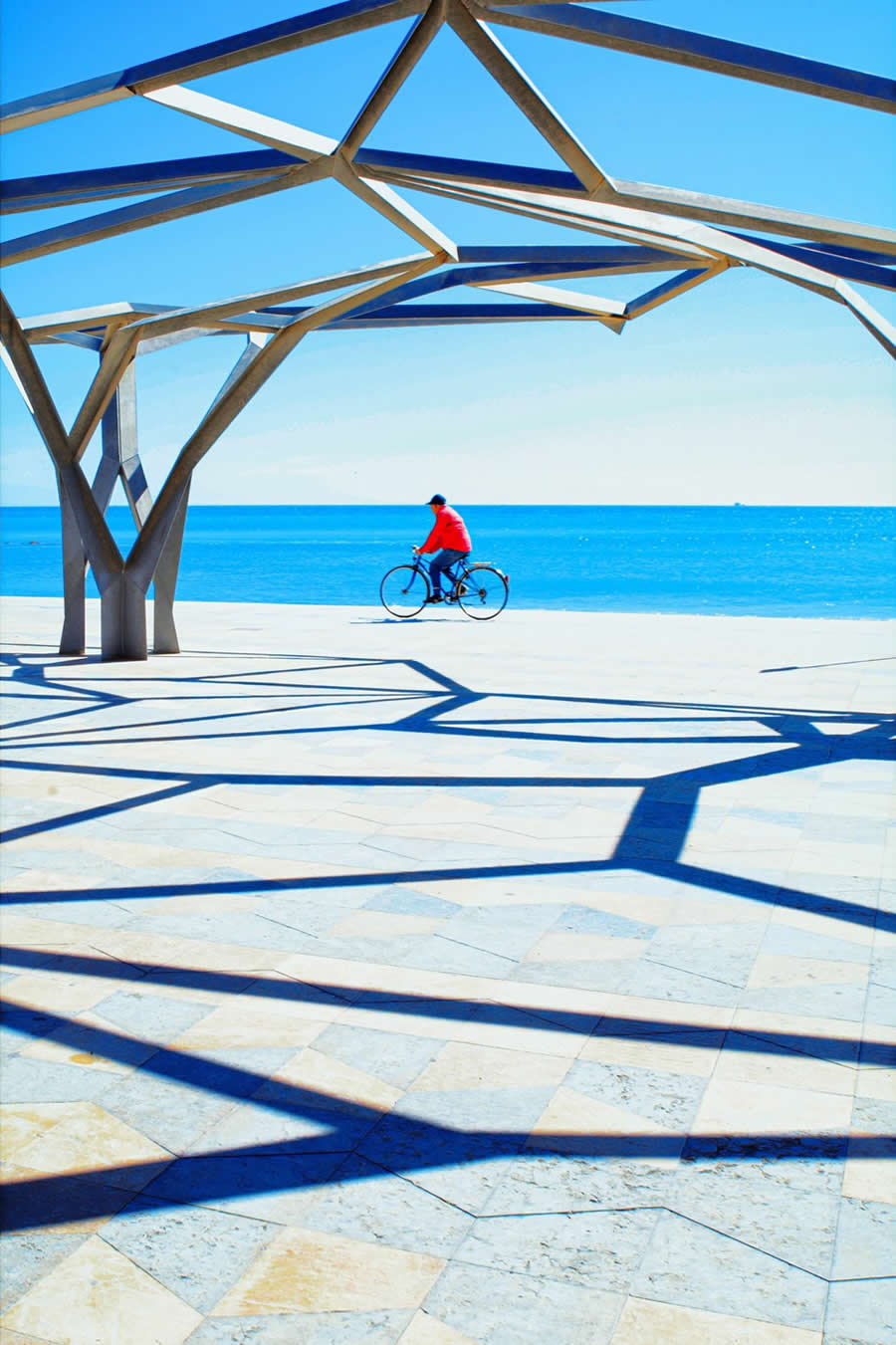 Street Photos by Josep Fabrega Agea That Reveal the Beauty of Light, Geometry, and Color