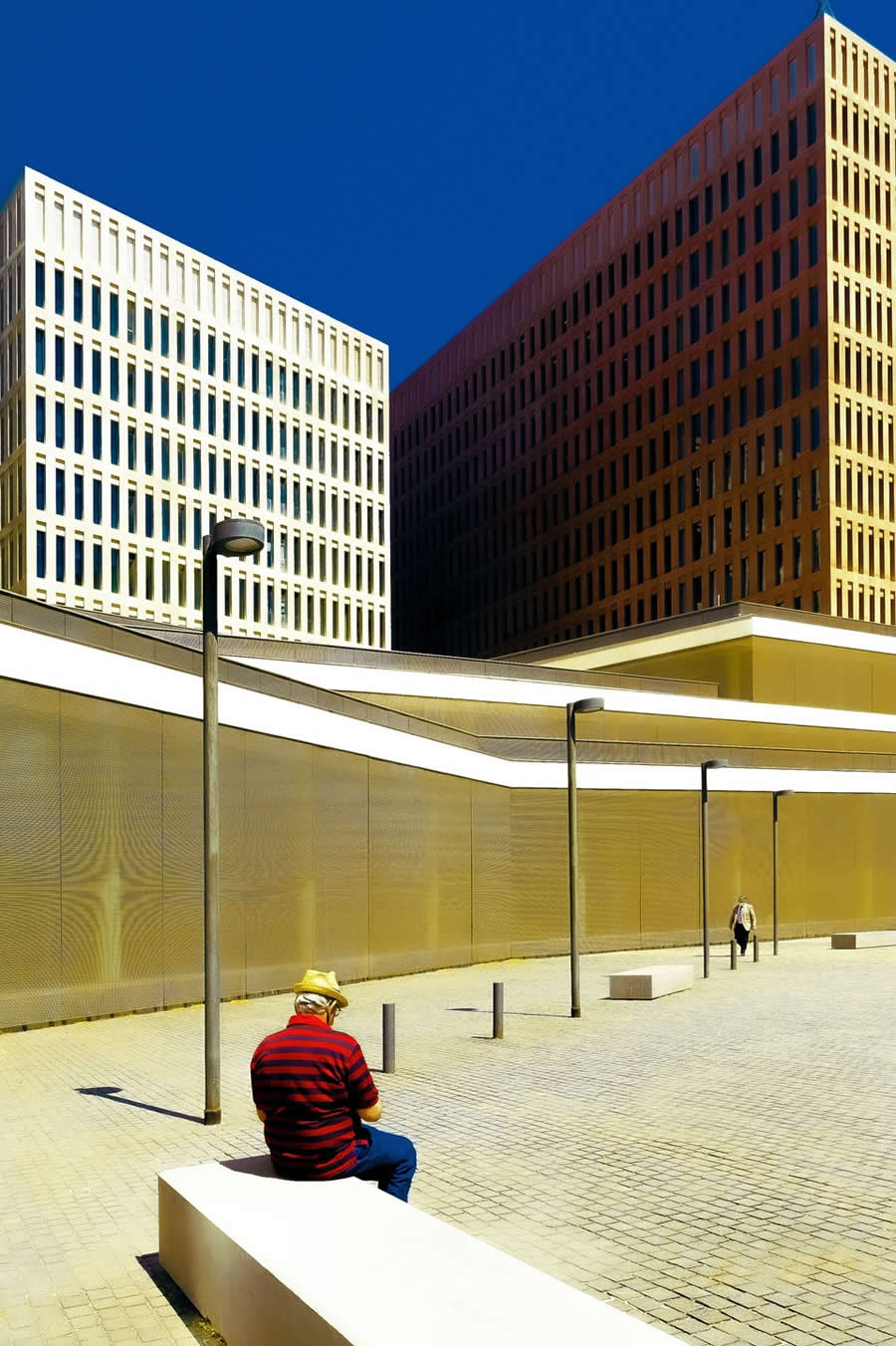 Street Photos by Josep Fabrega Agea That Reveal the Beauty of Light, Geometry, and Color