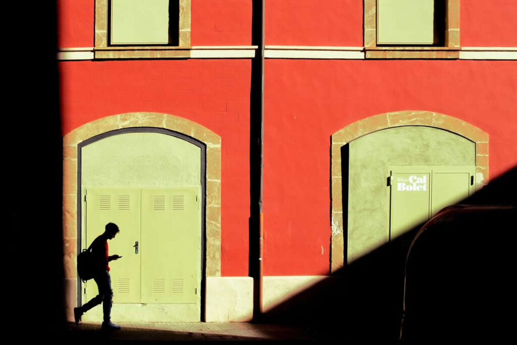 Street Photos by Josep Fabrega Agea That Reveal the Beauty of Light, Geometry, and Color