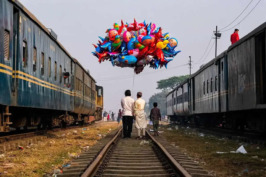 Balloon Vendor by France Leclerc, United States - 2025 AAP Magazine Street Photography Awards