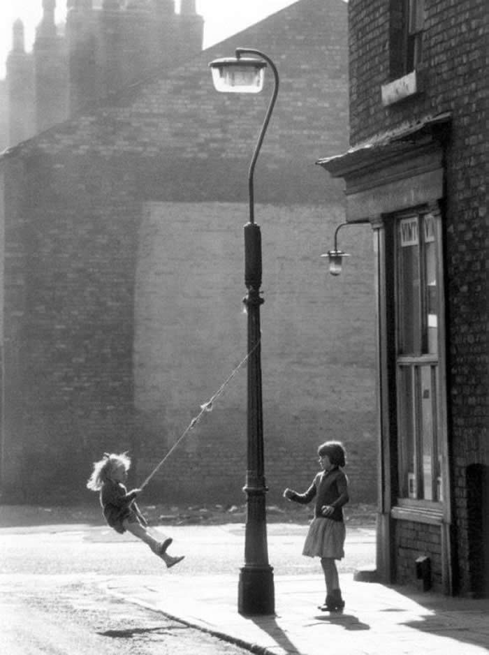 Salford's slums in 1950s and 1960s - Iconic Black and White Photos from Greatest Photographers