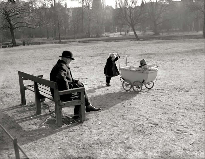 New Year's Eve in the Vondelpark, opposite the entrance to Van Eeghenstraat, Amsterdam, 1951 - Iconic Black and White Photos from Greatest Photographers
