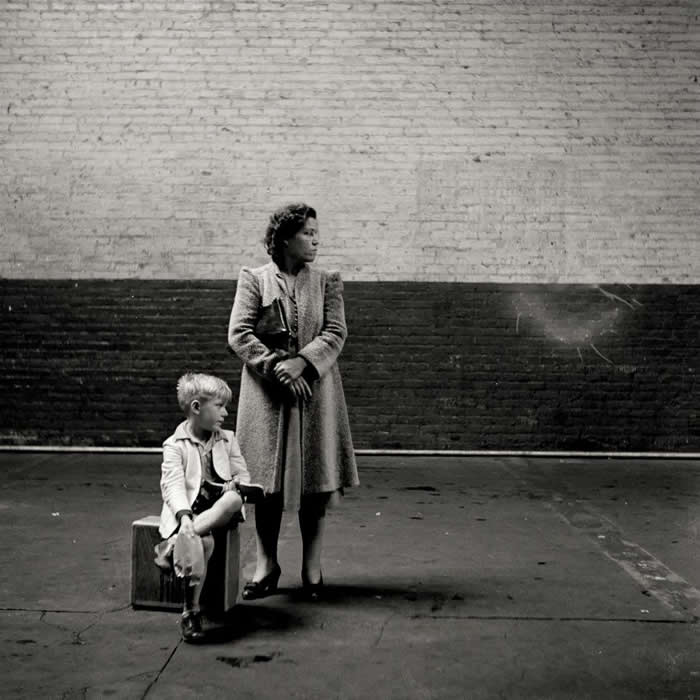 Passengers wait to board a bus from Knoxville, Tennessee to Washington, D.C., 1943 - Iconic Black and White Photos from Greatest Photographers