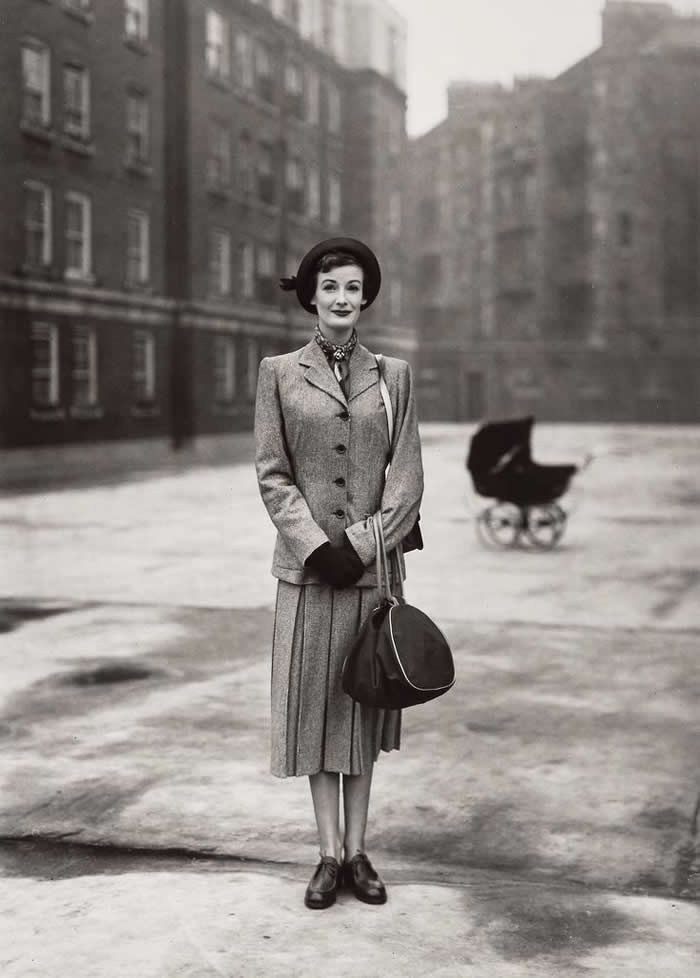 Wenda Parkinson, Peabody Buildings, London, 1949 - Iconic Black and White Photos from Greatest Photographers