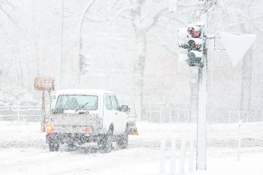 Blizzard in Hamburg by Alexander Schönberg