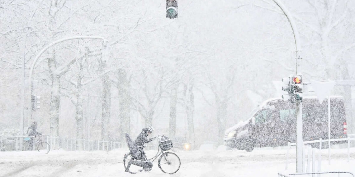 Blizzard in Hamburg by Alexander Schönberg
