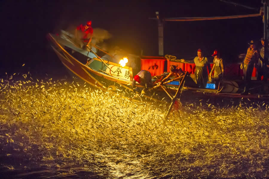 There are only a few sulfur fire fishing left by Yao Yuan Shang, Taiwan - Chromatic Photography Awards People and Culture Winners