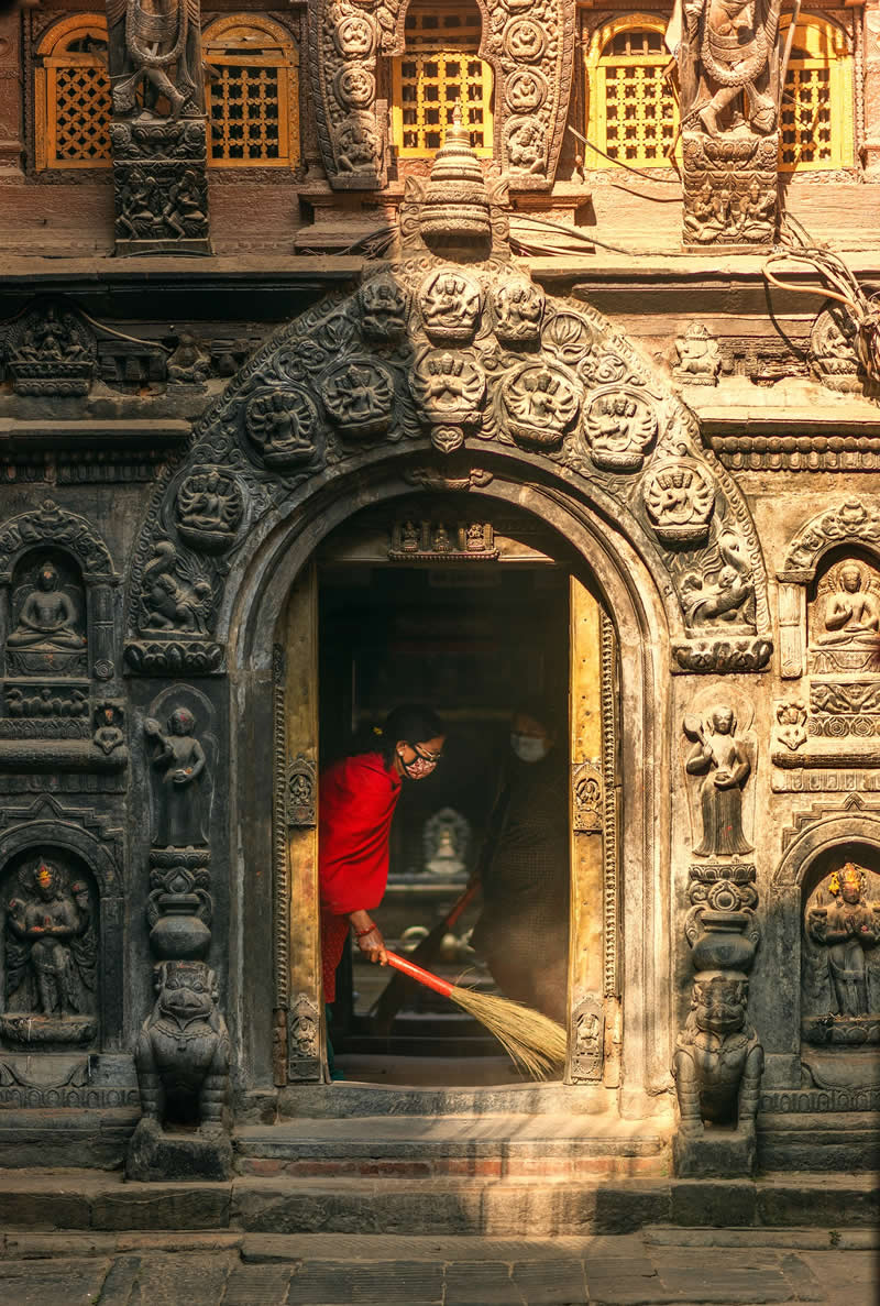 Street Photography with Perfect Light by Ashraful Arefin