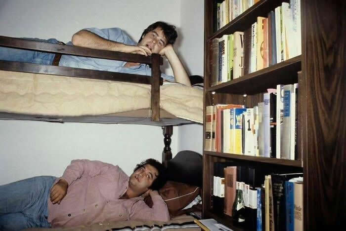 John Belushi And Dan Aykroyd In Their Tiny New York Apartment, Mid 1970s - Rare Historical Photos Stories Behind the Past