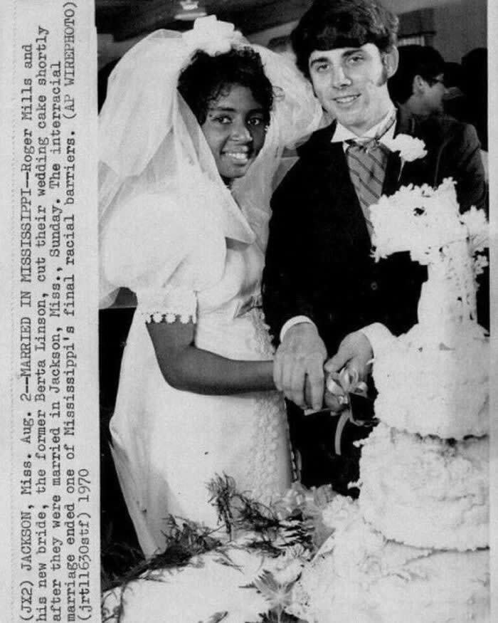 Mississippi’s First Interracial Bride And Groom, Berta And Roger Mills, Enjoying Their Wedding Cake In 1970. 55 Years Ago - Rare Historical Photos Stories Behind the Past
