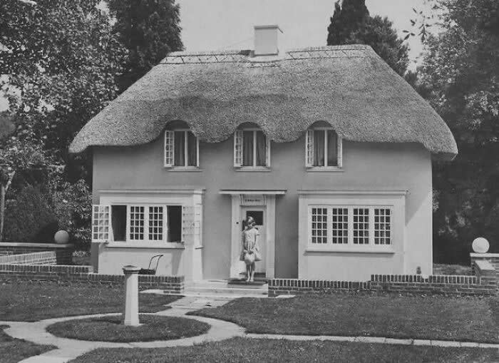 The Future Queen Elizabeth In Front Of A Playhouse Gifted To Her And Princess Margaret In 1932 By The People Of Wales - Rare Historical Photos Stories Behind the Past