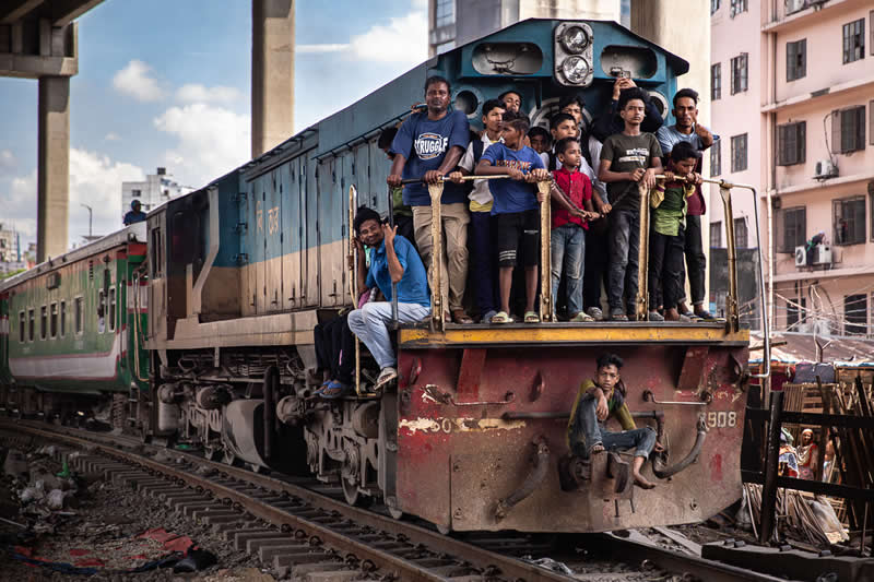 Daily train commute by Jose Almodovar Mu&ntilde;oz, Spain - 2025 Chromatic Awards Travel Winners