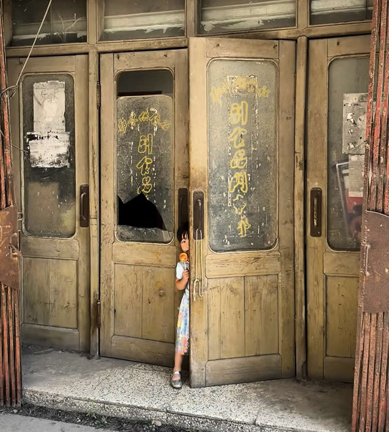 Sneak Peek by Yunqiao Song, Honorable Mention in Mobile Photography Awards in People Category