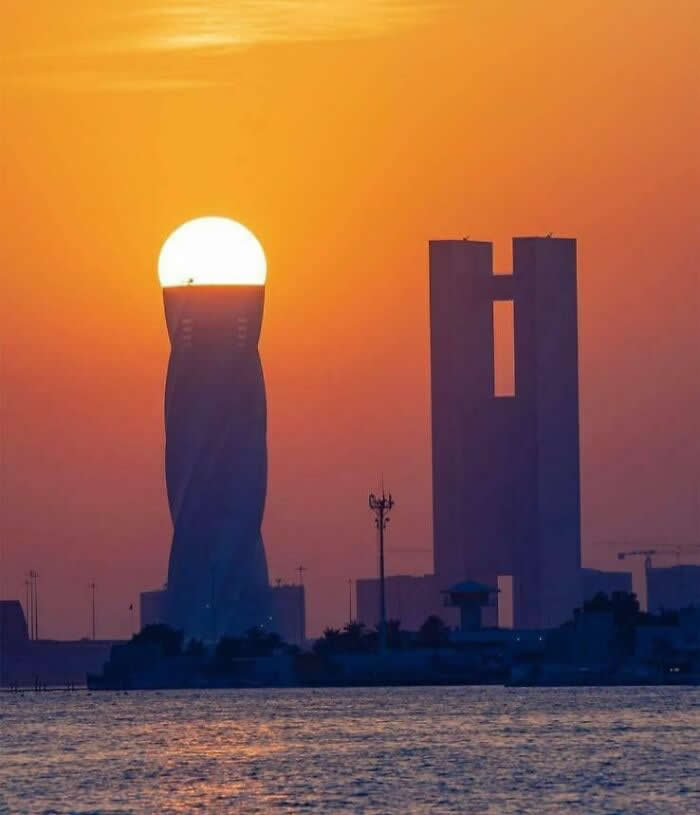 The Sunset Perfectly Aligns With The Skyscraper - Perfectly Timed Moments Where Random Things Fit Together