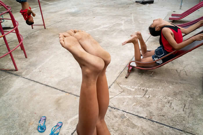 Perfectly Timed Street Photos by Tavepong Pratoomwong