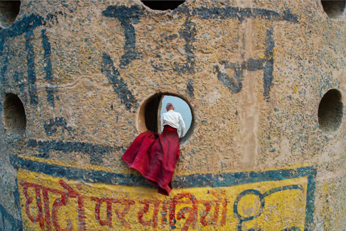 Perfectly Timed Street Photos by Tavepong Pratoomwong