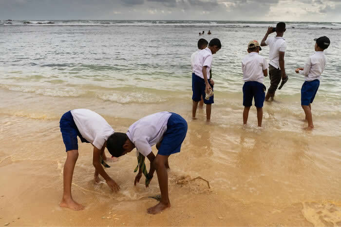 Perfectly Timed Street Photos by Tavepong Pratoomwong