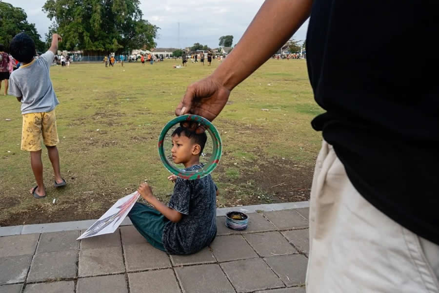 Indonesia Street Photography by Fajar Wiji Raharjo