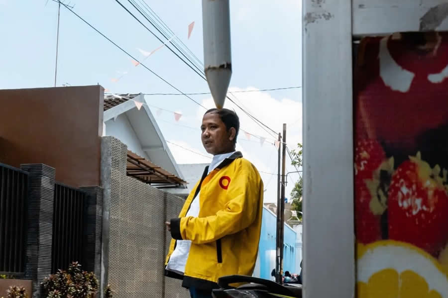 Indonesia Street Photography by Fajar Wiji Raharjo