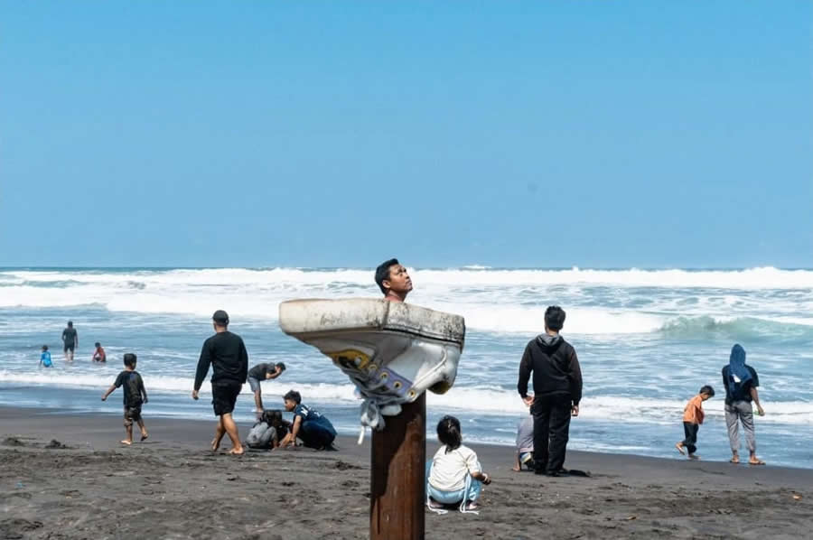 Indonesia Street Photography by Fajar Wiji Raharjo