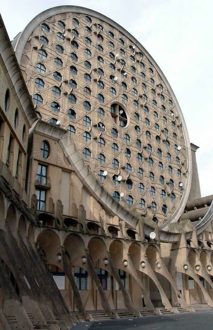 Les Arènes De Picasso, Noisy-Le-Grand, France - Weirdly Fantastic Buildings Around the World
