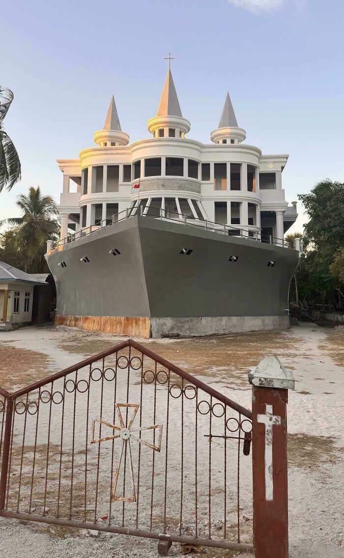 Hospital In Indonesia - Weirdly Fantastic Buildings Around the World