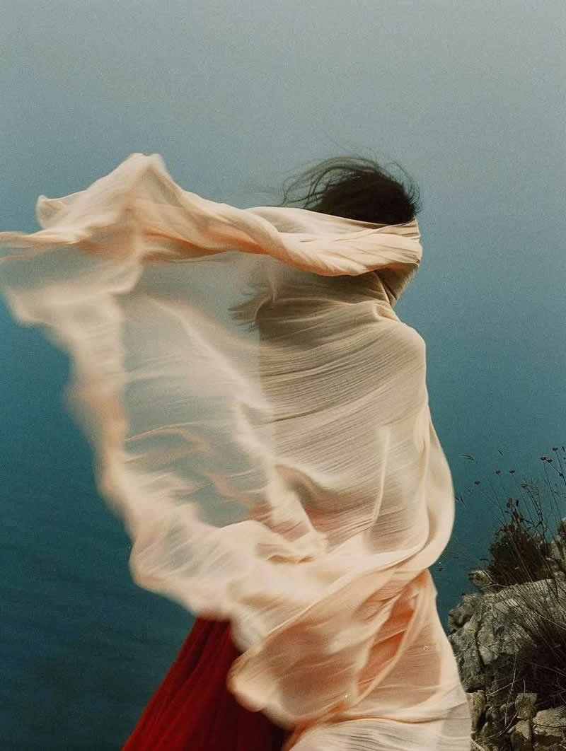 Fine Art Portraits in Motion That Explore the Idea of Inner Bloom by Caspar Jade