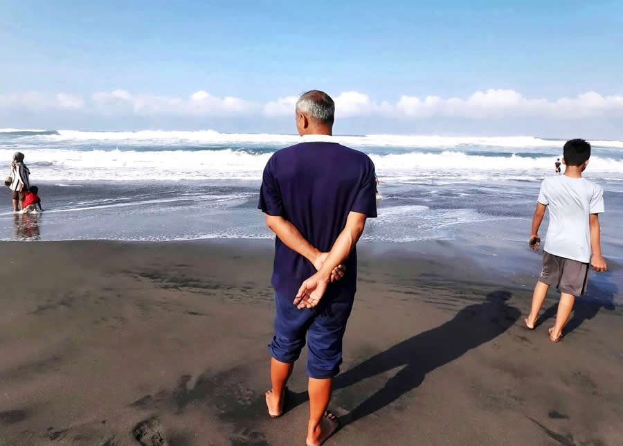 Indonesia Street Photography by Ijoel Mardi Marsono