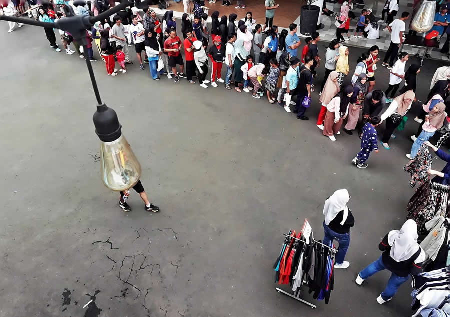 Indonesia Street Photography by Ijoel Mardi Marsono