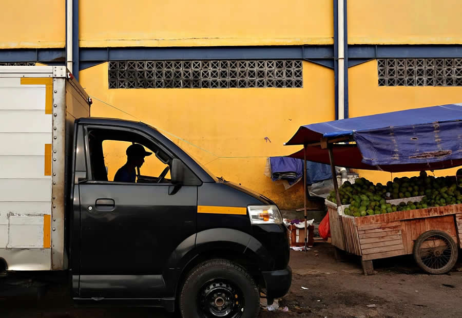 Indonesia Street Photography by Ijoel Mardi Marsono