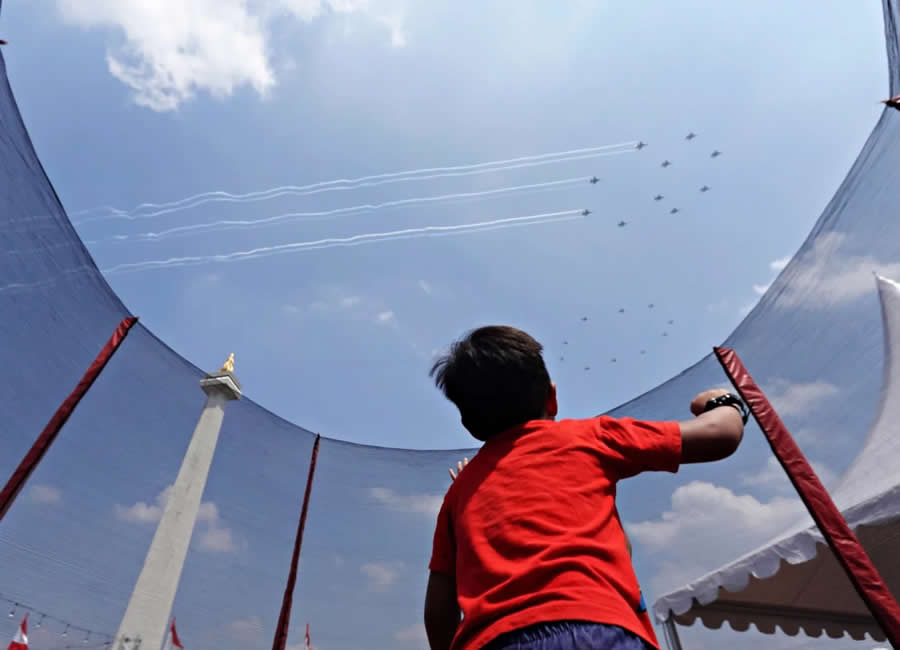 Indonesia Street Photography by Ijoel Mardi Marsono