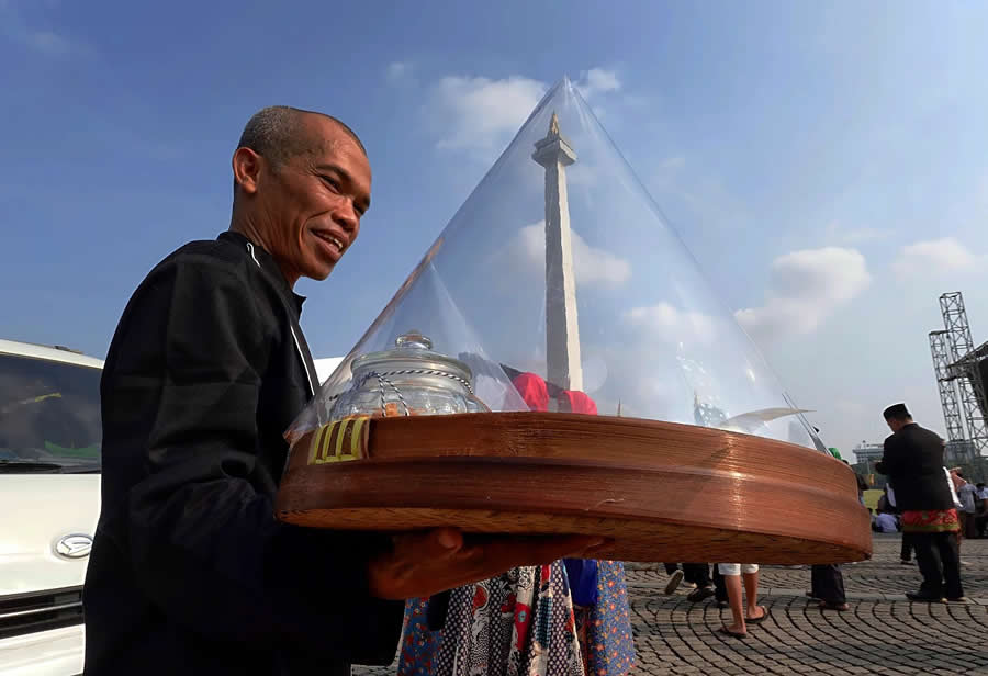 Indonesia Street Photography by Ijoel Mardi Marsono